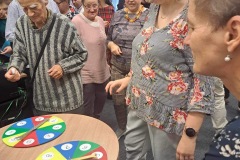 Uczestnicy ŚDS podczas zabawy Andrzejkowej