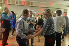 Zabawa Andrzejkowa, podopieczni ŚDS wspólnie tańczą do muzyki