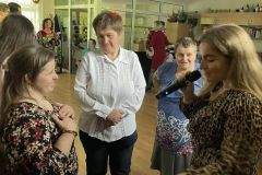 Wróżba Andrzejkowa, podopieczni ŚDS zgadują co jest pod filiżanką