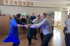 Zabawa Andrzejkowa, podopieczni ŚDS wspólnie tańczą do muzyki
