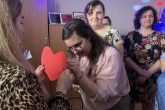 Wróżba Andrzejkowa, podopieczni ŚDS przebijając serce szpilką
