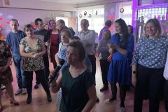 Zabawa Andrzejkowa, podopieczni ŚDS wspólnie śpiewają karaoke