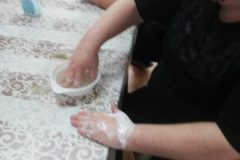 Uczestnicy podczas wykonywania doświadczeń pt. bakterie i mydło, zajęcia z pielęgniarką