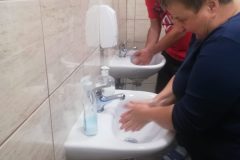 Mycie rąk przez uczestników, trening higieniczny