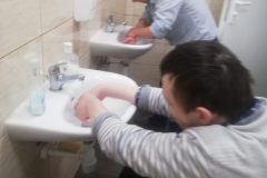 Mycie rąk przez uczestników, trening higieniczny