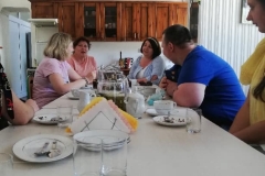 Uczestnicy ŚDS siedzą przy stole z okazji Dnia Dziecka w Olbięcinie