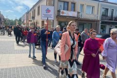Uczestnicy ŚDS podczas pochodu z okazji Dnia Godności Osób niepełnosprawnych intelektualnie w Janowie Lub.