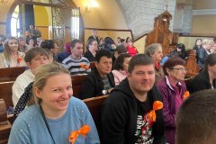 Uczestnicy ŚDS podczas mszy świętej z okazji Dnia Godności Osób Niepełnosprawnych w Janowie Lub.