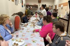 Spotkanie Uczestników i słodki poczęstunek  z okazji Dnia Kobiet i Dnia chłopaka w ŚDS