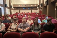 Uczestnicy ŚDS oglądają film w kinie