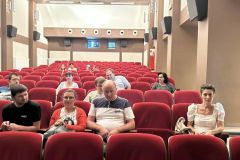 Uczestnicy ŚDS oglądają film w kinie