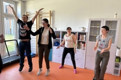 Uczestnicy  ćwiczą podczas gimnastyki porannej 