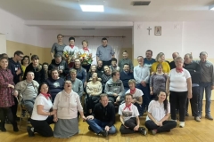 Zdjęcie grupowe po przedstawieniu  teatralnym pt. "Godzina z Brzechwą" w wykonaniu uczestników ŚDS w Janowie Lub.
