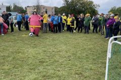 Uczestnik ŚDS przebrany w strój sumo kopie piłkę