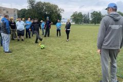 Uczestnik na olimpiadzie kopie piłkę do nogi
