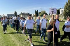 Przemarsz Uczestników ŚDS przez stadion w Józefowie nad Wisłą