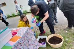 Uczestnik ŚDS sadzi zioła