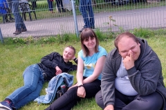 Uczestnicy  ŚDS nad Zalewem w Lublinie siedzą na trawie