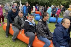 Chłopcy biorą udział w grach i zabawach ruchowych - skakanie na stonodze