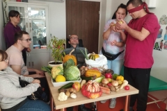 Uczestnicy poznają warzywa i owoce po kształcie, smaku i kolorze