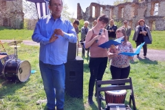Uczestnicy ŚDS recytują wiersze z tematyką marzeń na wyjeździe integracyjnym w Ruinach Zamku w Bychawie