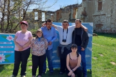 Grupowe zdjęcie uczestników ŚDS z Janowa w tle Ruiny Zamku w Bychawie
