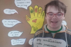 Uczestnicy ŚDS podczas zajęć tworzą plakat o bakteriach i zarazkach 