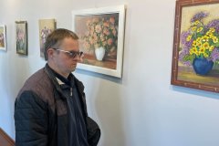 Uczestnicy oglądają wystawę  malarska Stefanii Wójcik w Janowskim Ośrodku Kultury