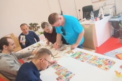 Uczestnicy ŚDS układają historyjkę obrazkową 