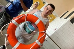 Uczestnicy ŚDS podczas spotkania z ratownikiem na pływalni Otylia poznają jak wygląda sprzęt ratowniczy WOPR