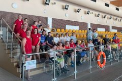 Zdjęcie grupowe na pływalni Otylia Uczestników ŚDS i ratowników WOPR w Janowie Lubelskim