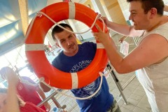 Uczestnicy ŚDS podczas spotkania z ratownikiem na pływalni Otylia poznają jak wygląda sprzęt ratowniczy WOPR