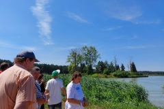 Uczestnicy ŚDS i kadra spacerują po zalewie Janowskim.