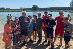 Zdjęcie grupowe na plaży uczestników ŚDS z ratownikiem WOPR nr 10 w Janowie.