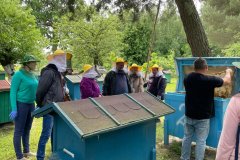 Uczestnicy ŚDS podczas warsztatów pszczelarskich "pod dębem" w Żalinie