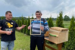 Budowanie ramki pszczelarskiej przez uczestnika ŚDS  podczas warsztatów