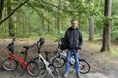 Uczestnik ŚDS przy rowerach - w tle las