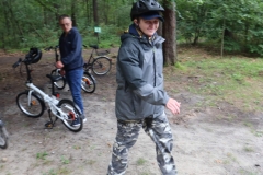 Uczestnik ŚDS przy rowerach - w tle las