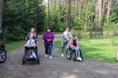 Uczestniczki ŚDS wraz z terapeutami wracają ze spaceru po lasach Janowskich