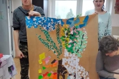 Uczestnicy ŚDS wykonują pracę plastyczną drzewo "abstrakcja"