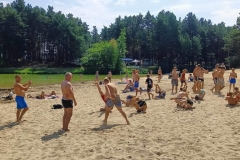 Pokazy zapaśnicze na plaży przy Zalewie