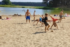 Pokazy zapaśnicze na plaży przy Zalewie