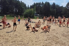 Pokazy zapaśnicze na plaży przy Zalewie