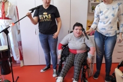 Uczestnicy ŚDS podczas zajęć teatralnych 