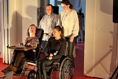 Uczestnicy ŚDS podczas występu teatralnego pt. "Mój Krzyż...Kocham"