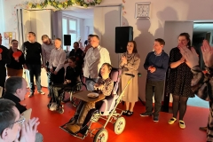 Uczestnicy ŚDS podczas występu teatralnego pt. "Mój Krzyż...Kocham"
