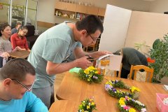 Uczestnicy ŚDS przygotowują Wielkanocne kartki i stroiki