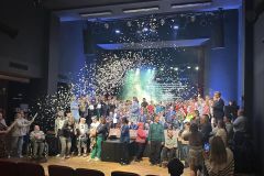 Zdjęcie grupowe Uczestników ŚDS i WTZ za udział w Przeglądzie Teatralnym, wystrzał konfetti