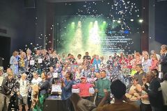 Zdjęcie grupowe Uczestników ŚDS i WTZ za udział w Przeglądzie Teatralnym, wystrzał konfetti