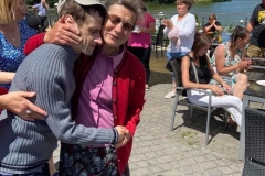 Uczestnik ŚDS i jego mama przytuleni podczas spotkania integracyjnego - "Dzień Rodziny" nad Zalewem Janowskim w hotelu DUO